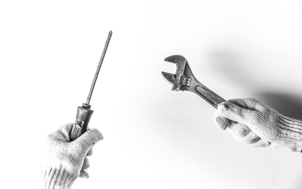 五一劳动节手拿劳动工具背景图片