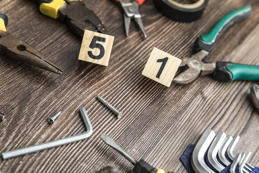 五一劳动节劳动工具背景图片