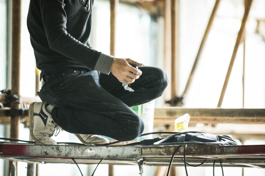 五一劳动节工人修车背景图片