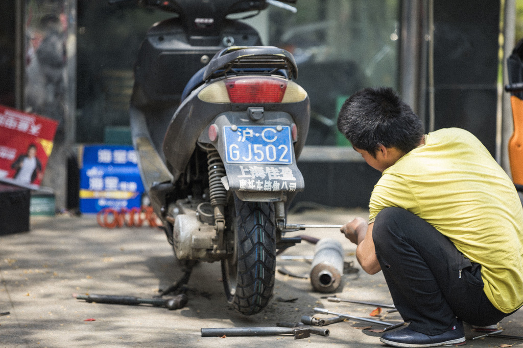 五一劳动节工人修车背景图片