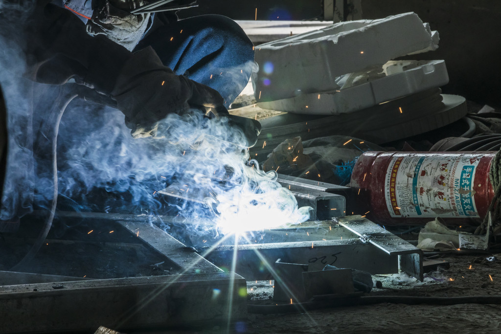 劳动工人电焊工背景图片