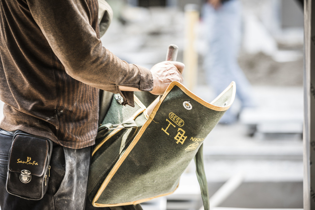 劳动节建筑工人忙碌工作背景图片