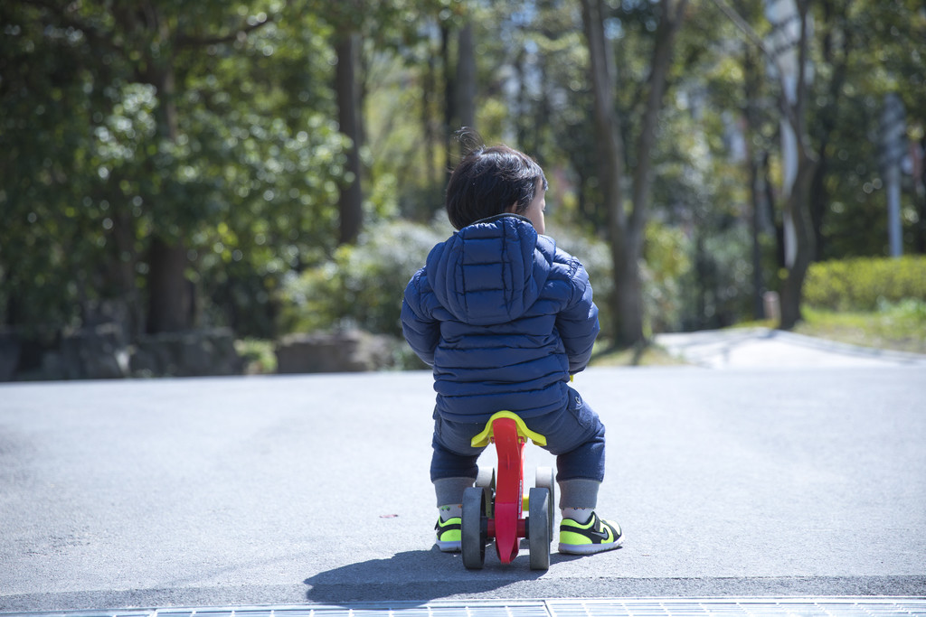 儿童骑自行车背影图片