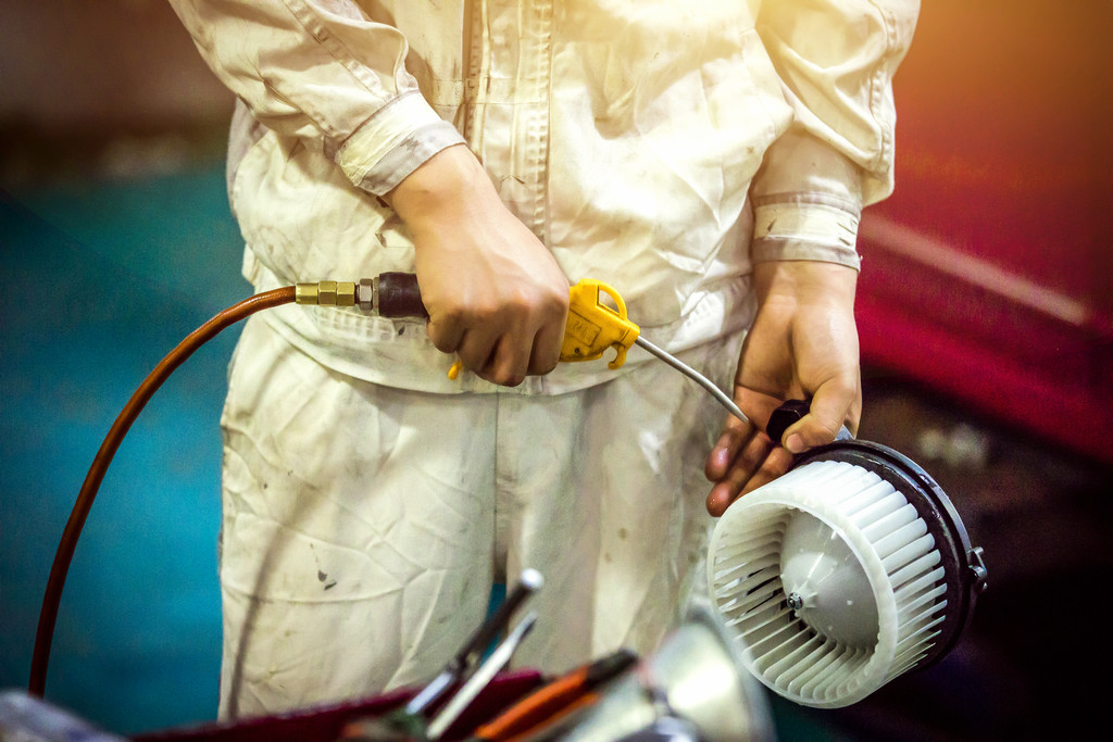 五一劳动节工人修车背景图片