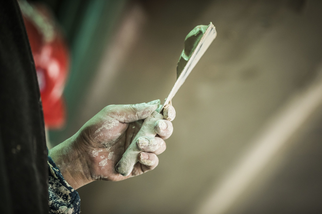 五一劳动节工人修车背景图片