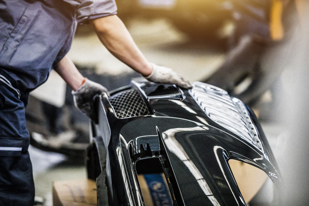 五一劳动节工人修车背景图片