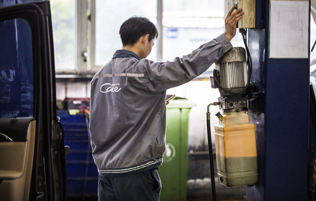 五一劳动节工人修车背景图片