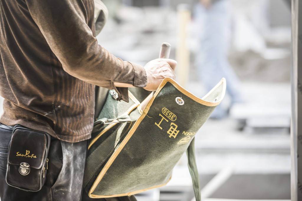 五一劳动节工人修车背景图片