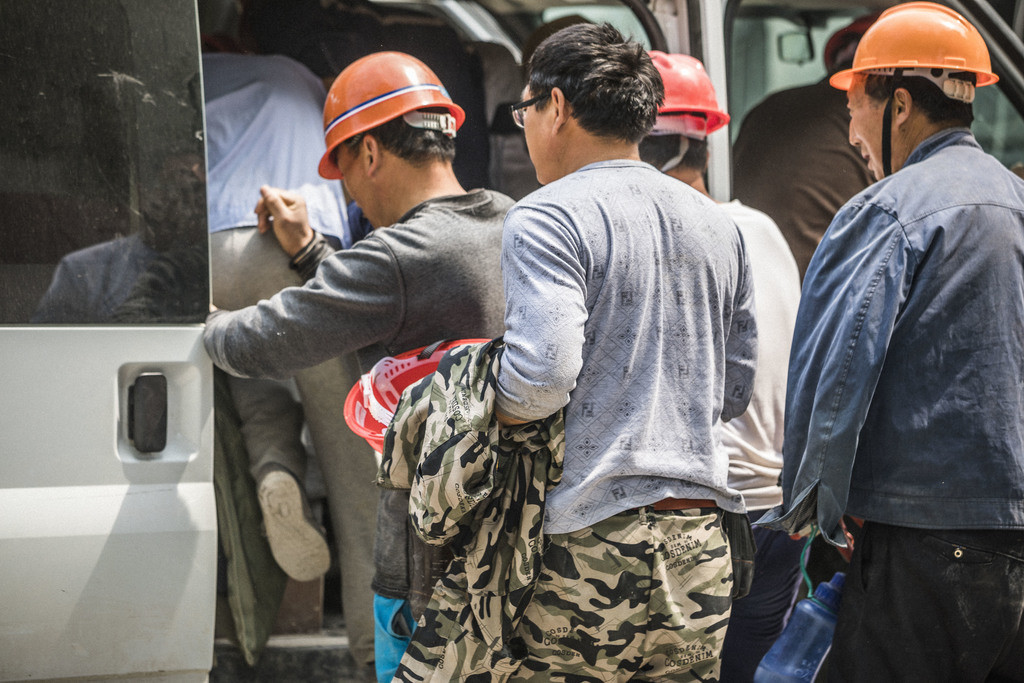 劳动节建筑工人忙碌工作背景图片