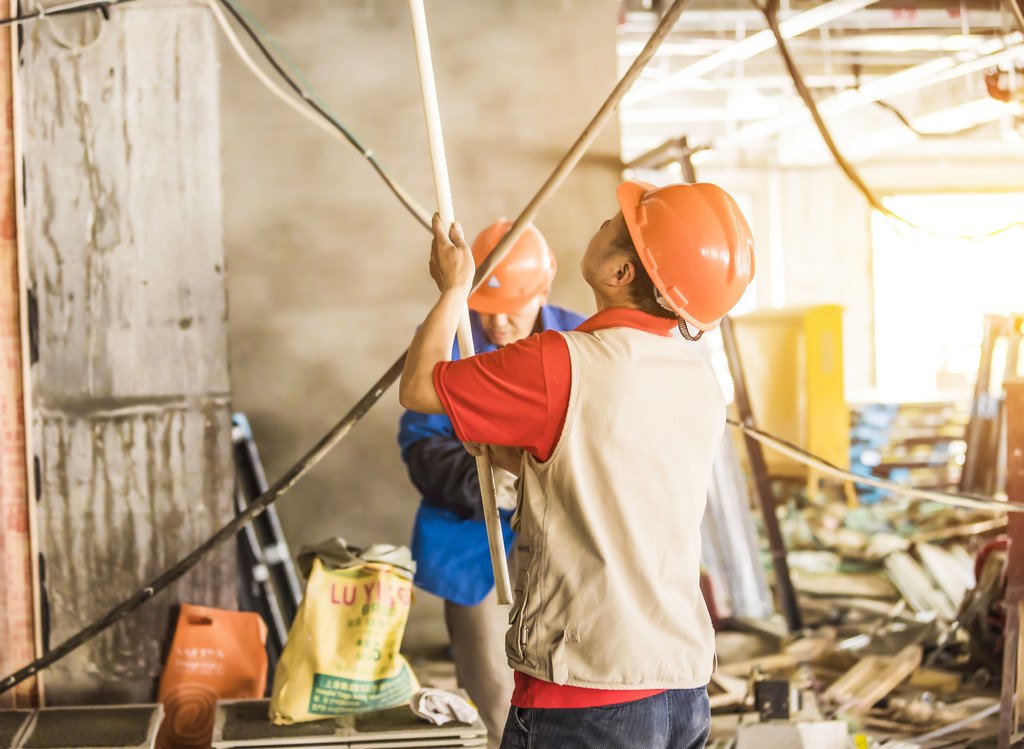 五一劳动节工人修车背景图片
