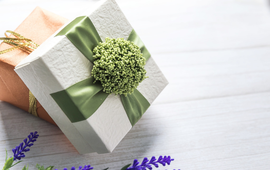 喜庆节日礼物包装图片