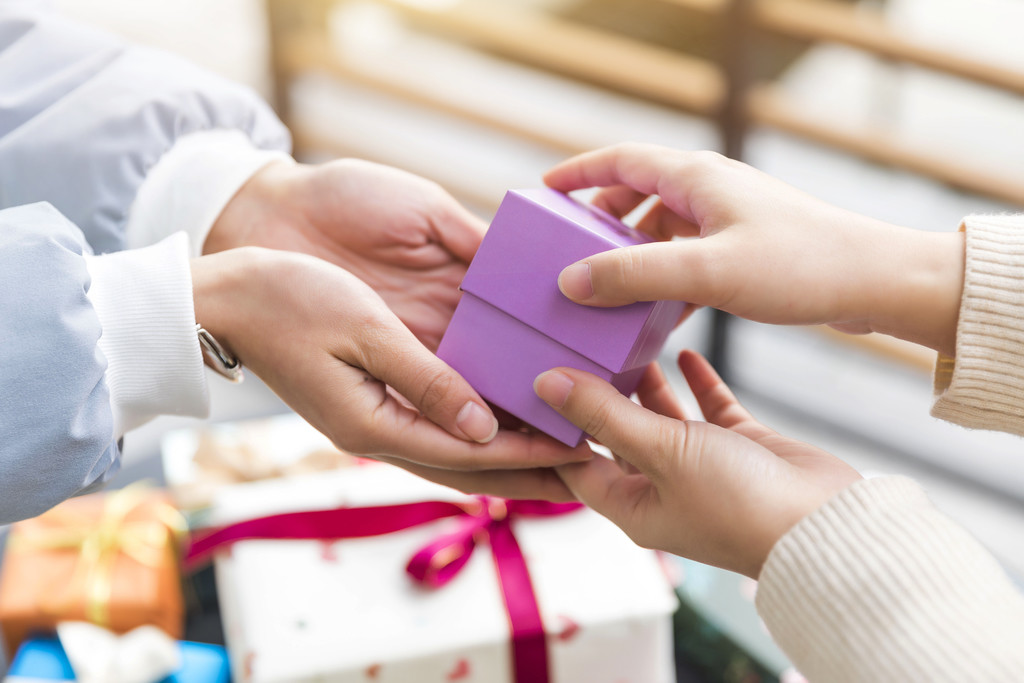 节日礼物礼盒送礼图片