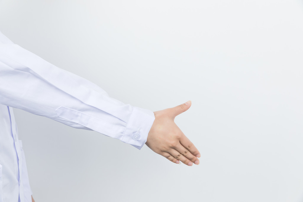 白色医疗医生问诊打针图片