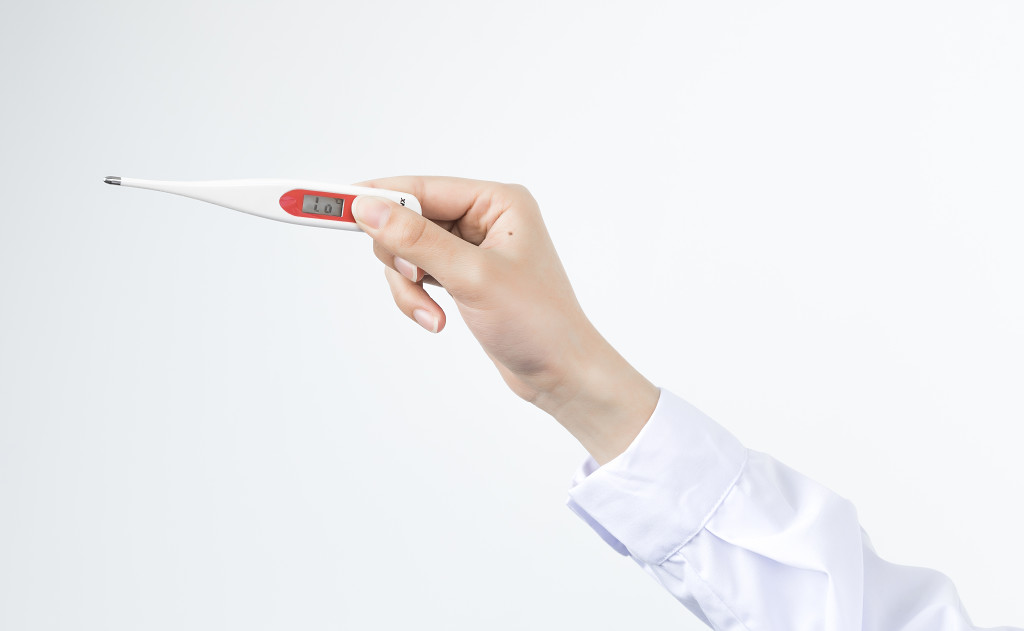 白色医疗医生问诊打针图片