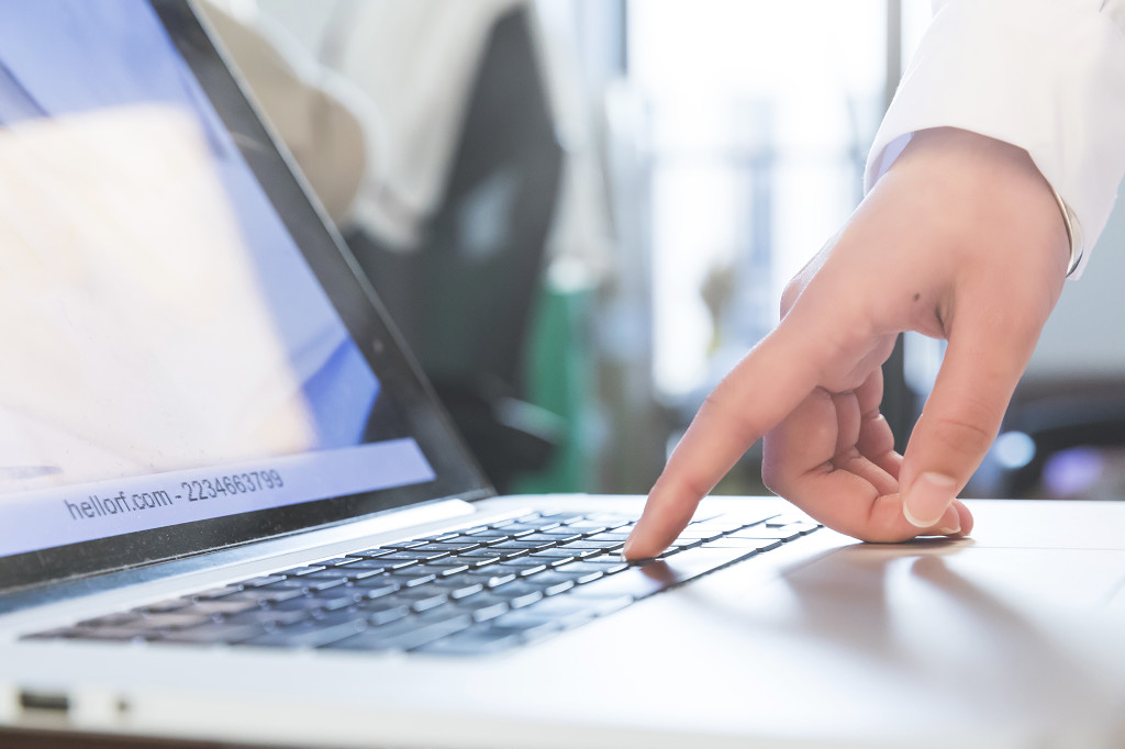 白色医疗医生问诊打针图片