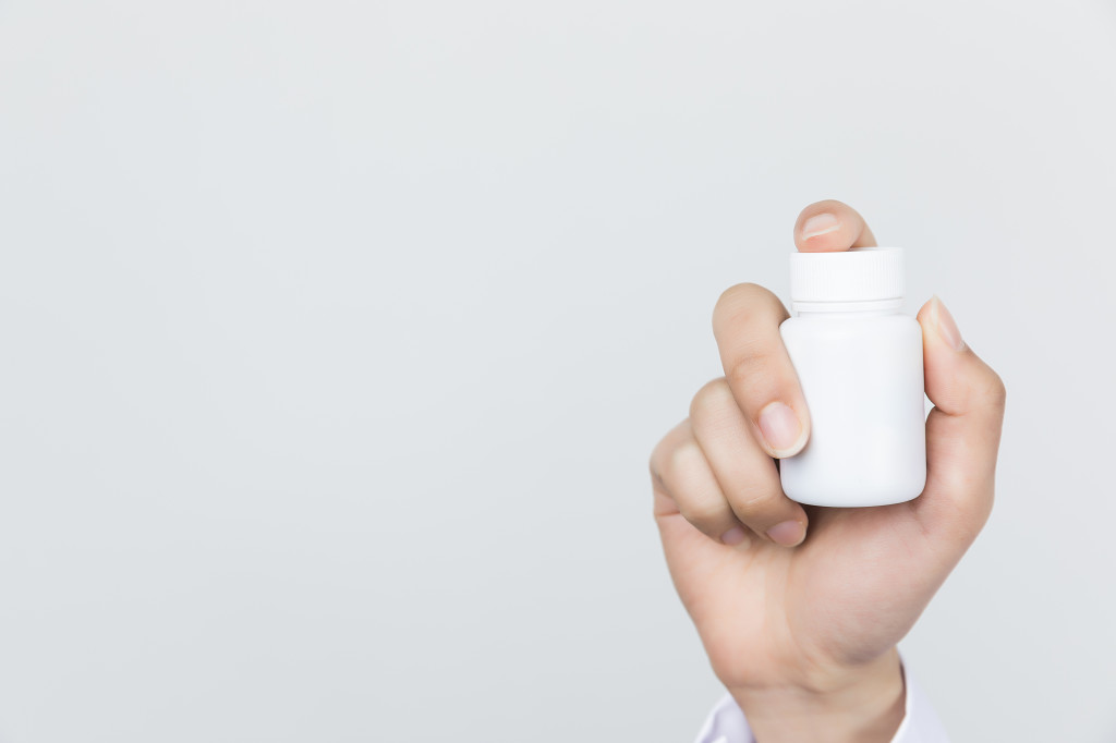 白色医疗医生问诊打针图片