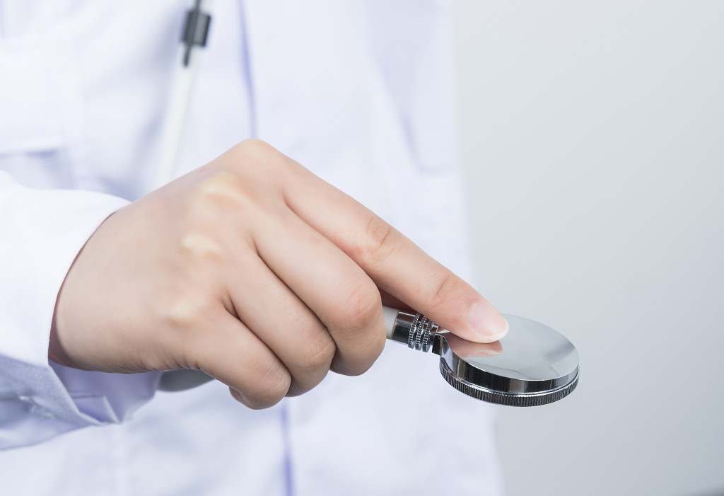 白色医疗医生问诊打针图片