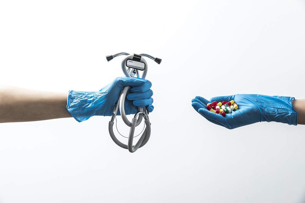 白色医疗医生问诊打针图片