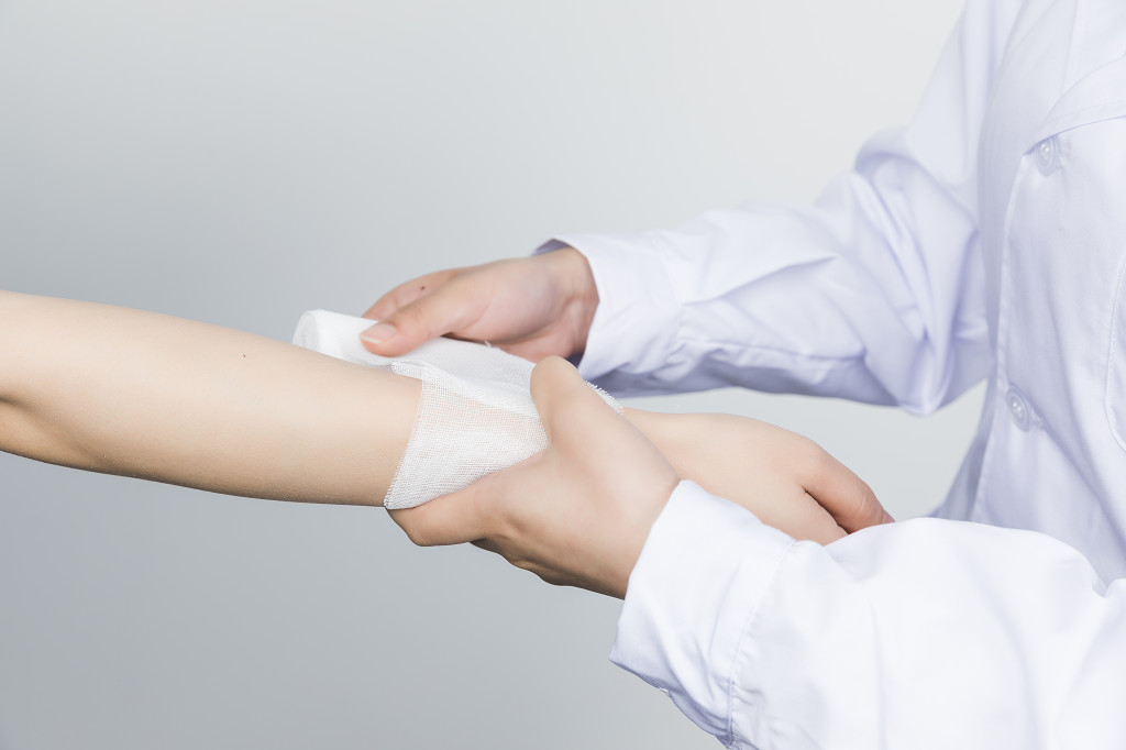 白色医疗医生问诊打针图片