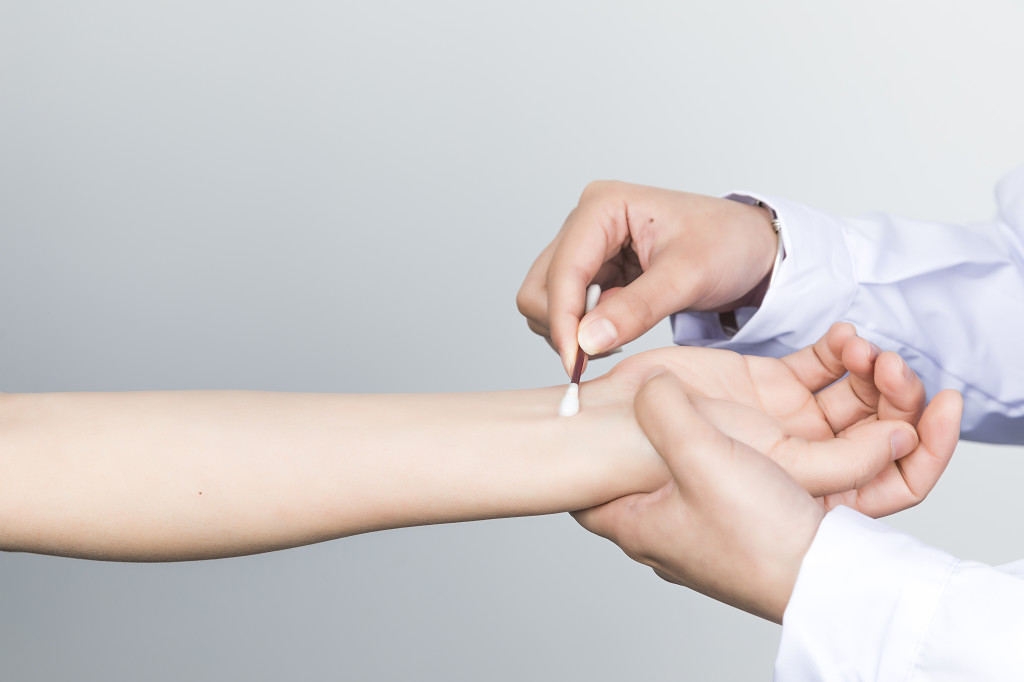 白色医疗医生问诊打针图片