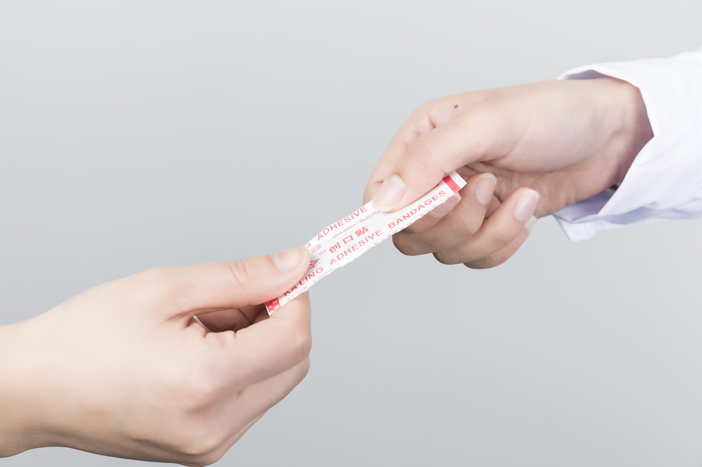 白色医疗医生问诊打针图片