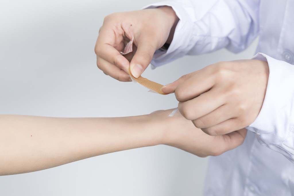 白色医疗医生问诊打针图片