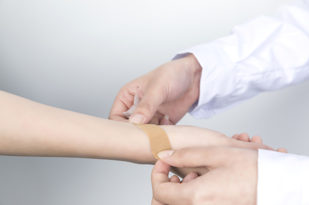 白色医疗医生问诊打针图片