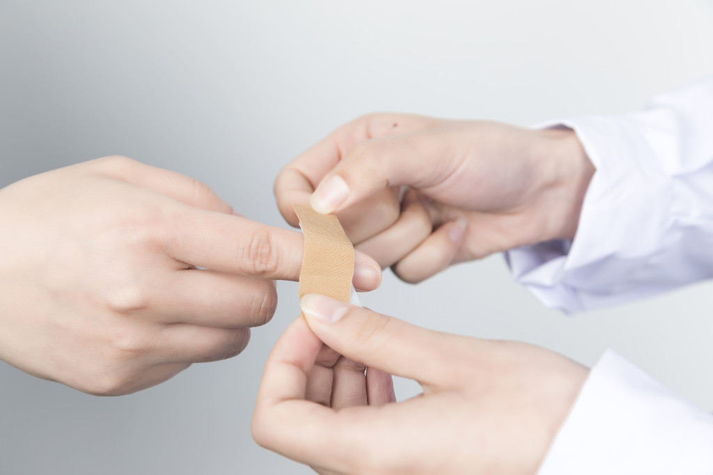 白色医疗医生问诊打针图片