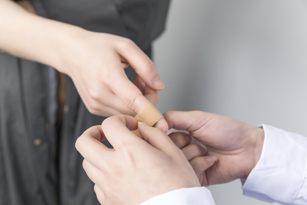 白色医疗医生问诊打针图片