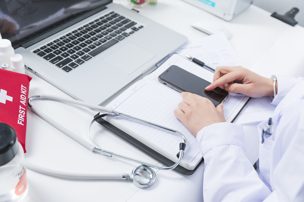 白色医疗医生问诊打针图片