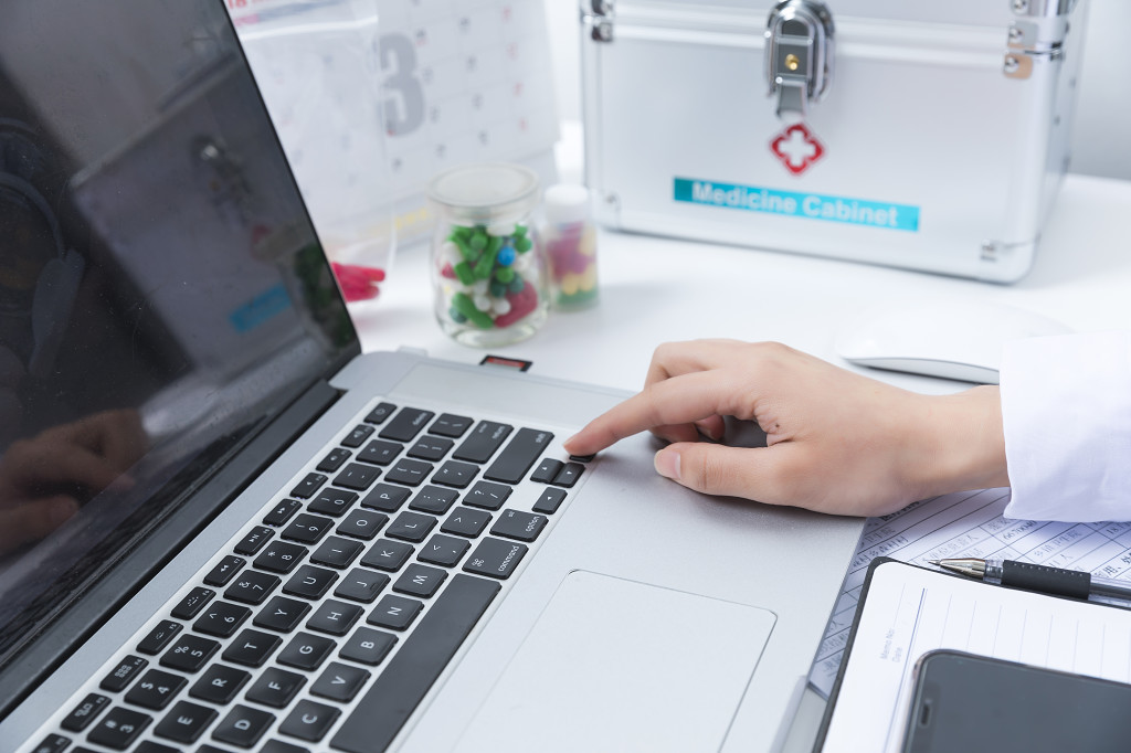 白色医疗医生问诊打针图片