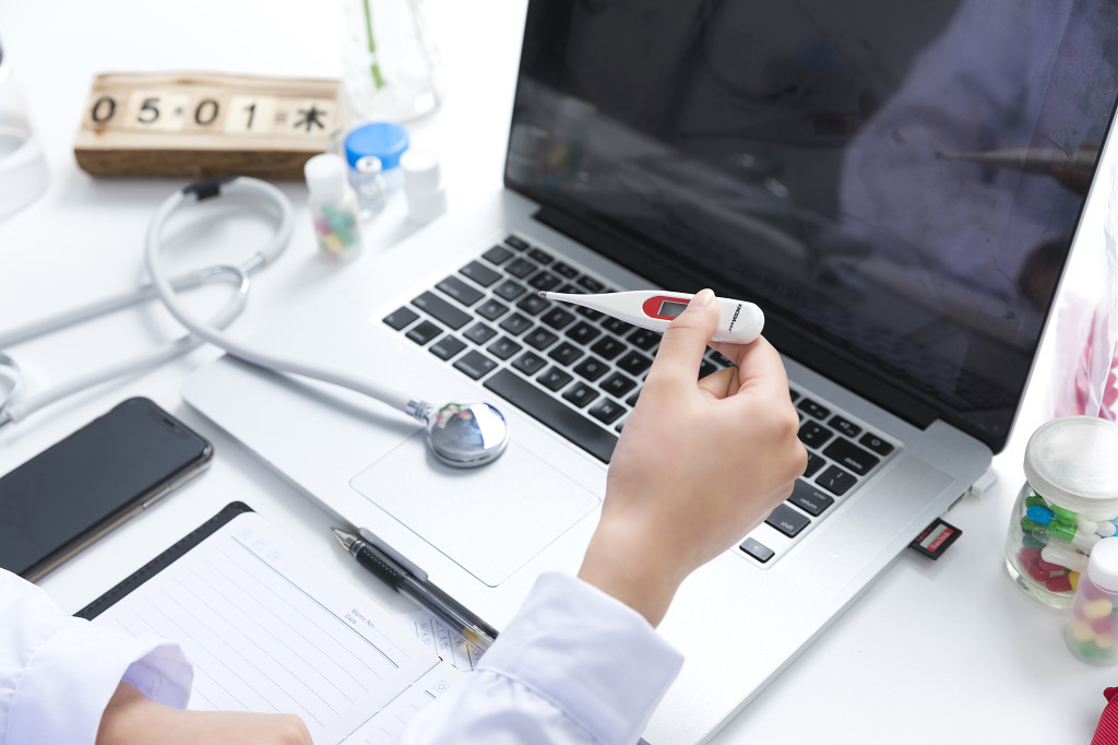 白色医疗医生问诊打针图片