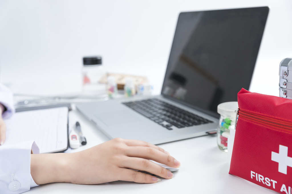 白色医疗医生问诊打针图片