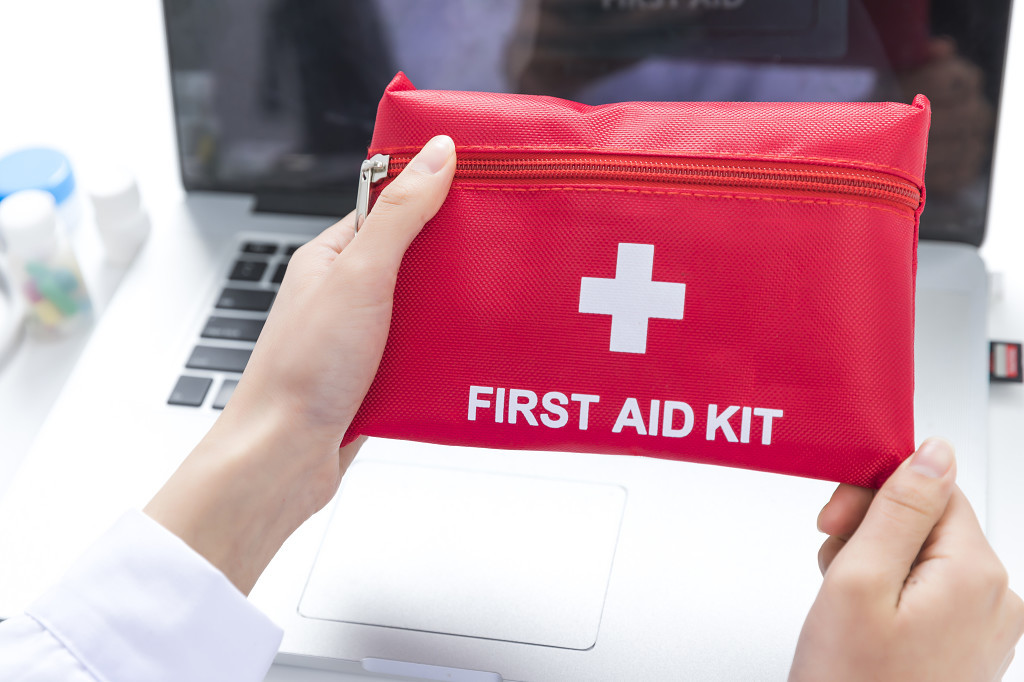 白色医疗医生问诊打针图片