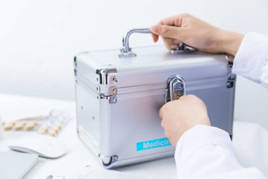 白色医疗医生问诊打针图片