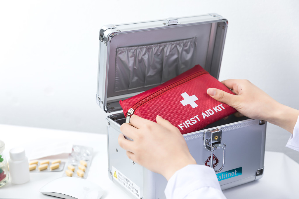 白色医疗医生问诊打针图片