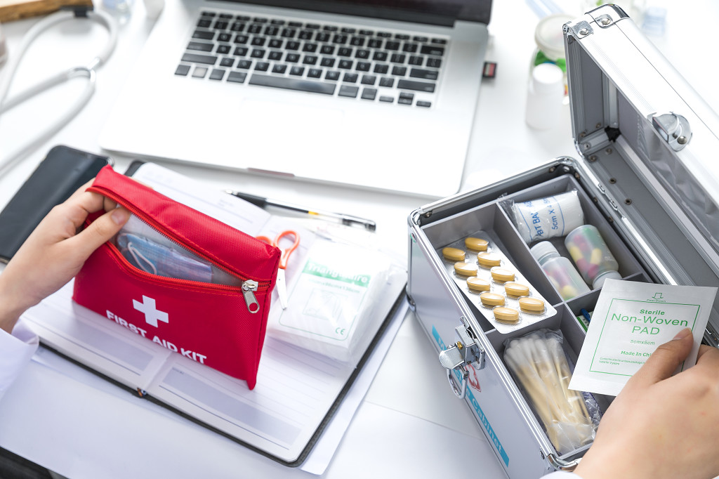 白色医疗医生问诊打针图片