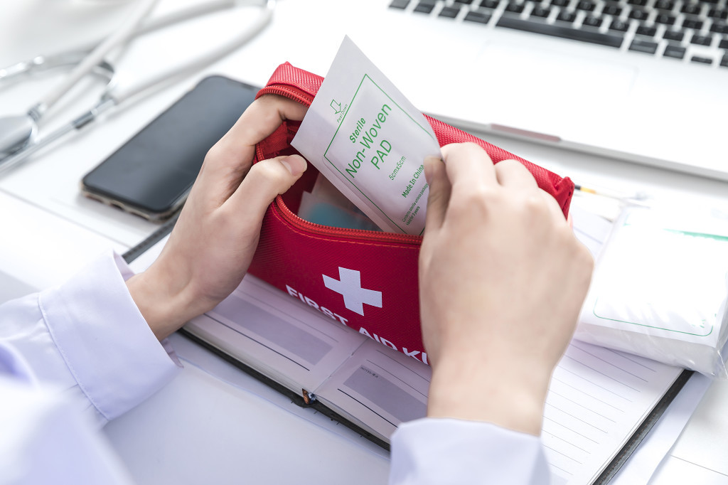 白色医疗医生问诊打针图片