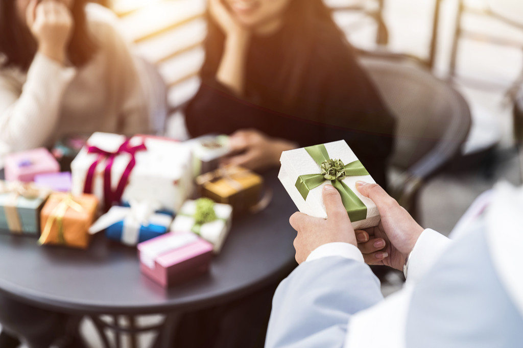 母亲节拆礼物图片