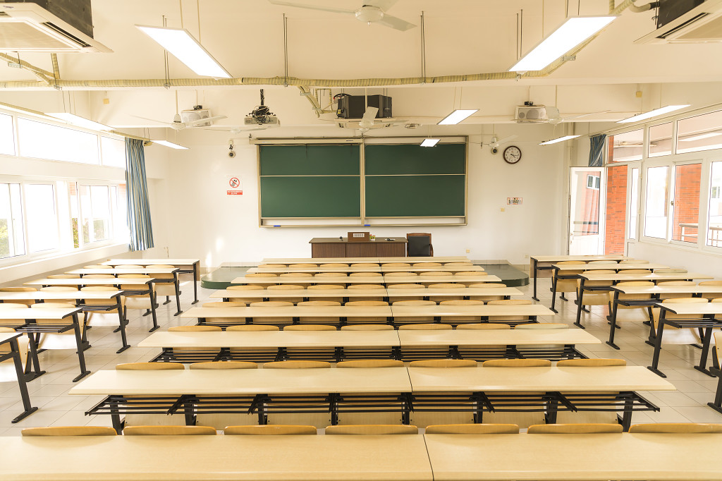 毕业季教室毕业季校园青春毕业季毕业季海报背景毕业	毕业季校园青春教室走廊图片