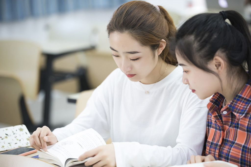 高考人物校园大学生教室上课读书图片