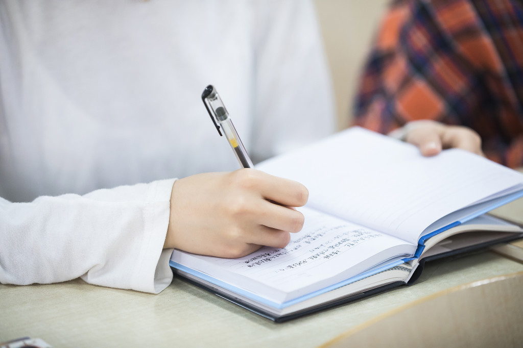 高考学生学习校园大学生教室上课读书图片