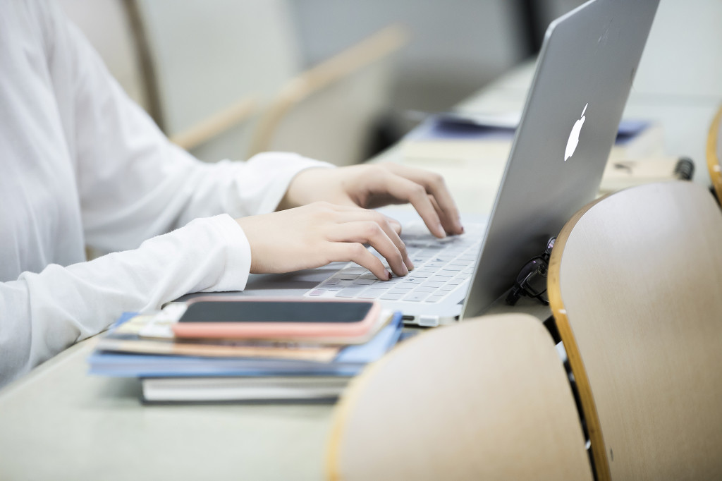 校园学生上课听音乐图片