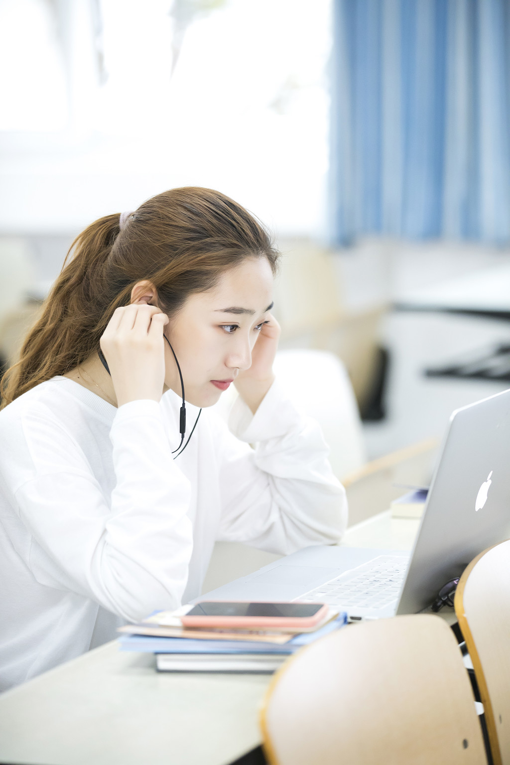 校园学生上课听音乐图片