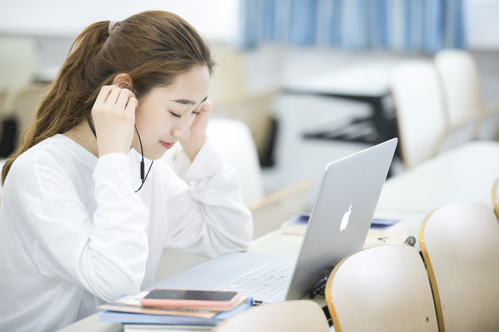 校园学生上课听音乐图片