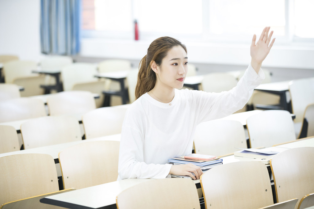 学校校园学生上课举手发言图片
