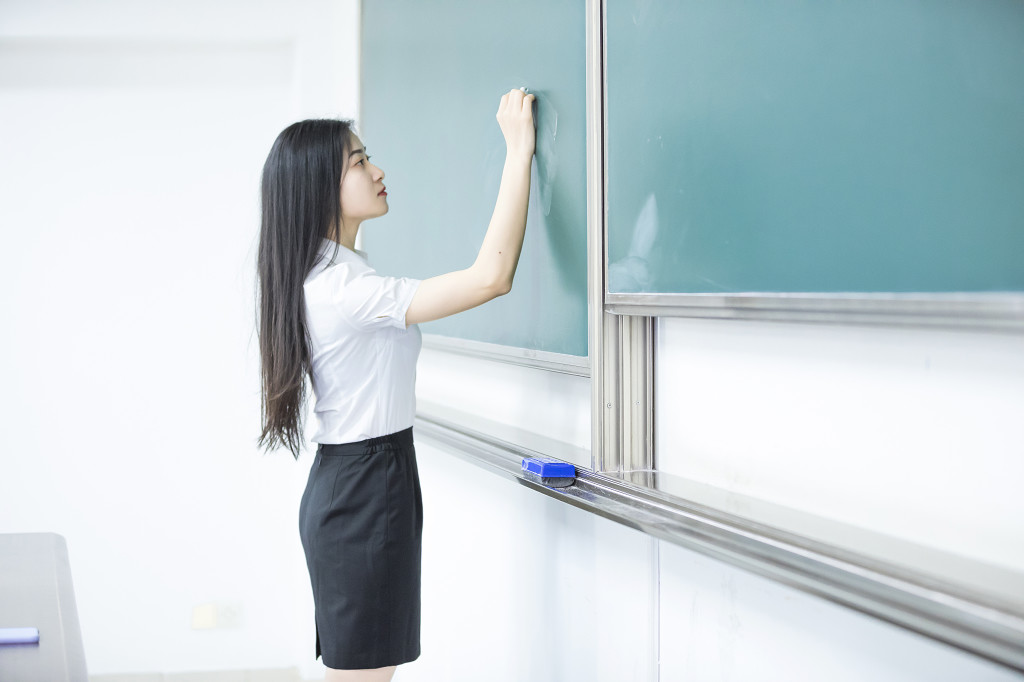 校园老师上课讲课图片