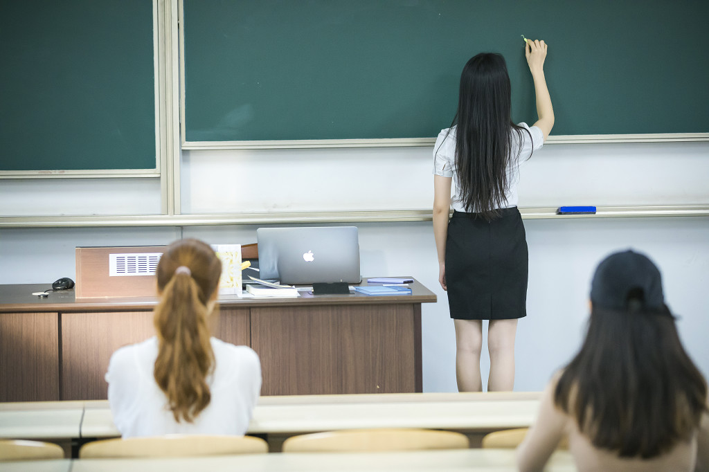 校园老师上课讲课图片