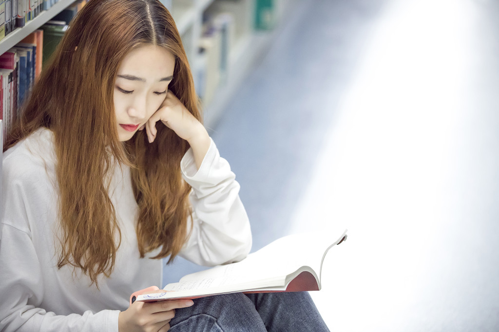 学生图书馆看书图片