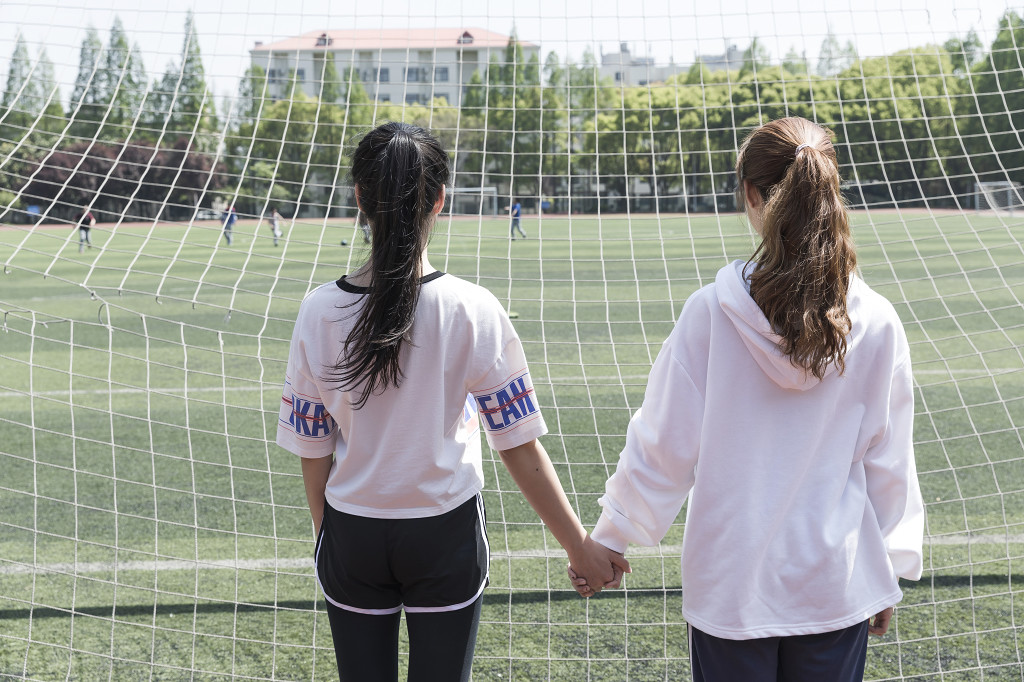 校园学生朋友上课路上图片